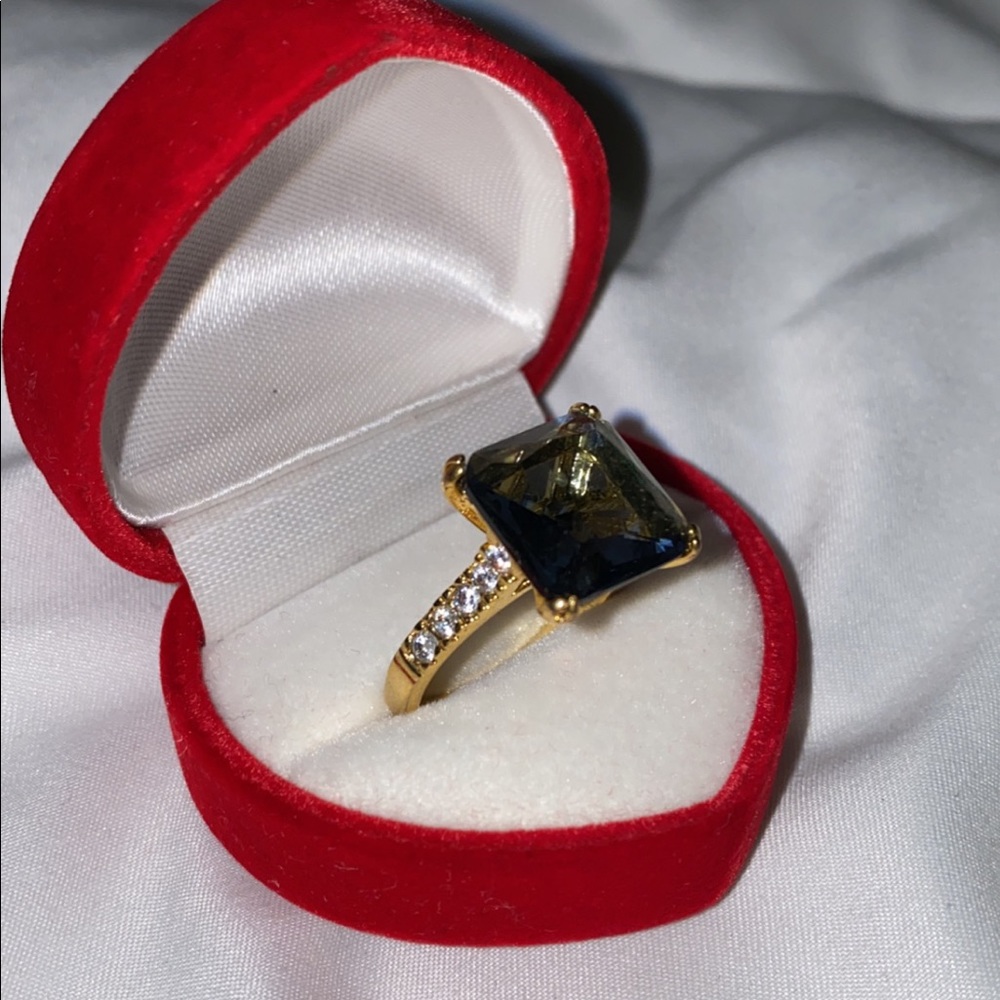 New Women’s ring in size 8